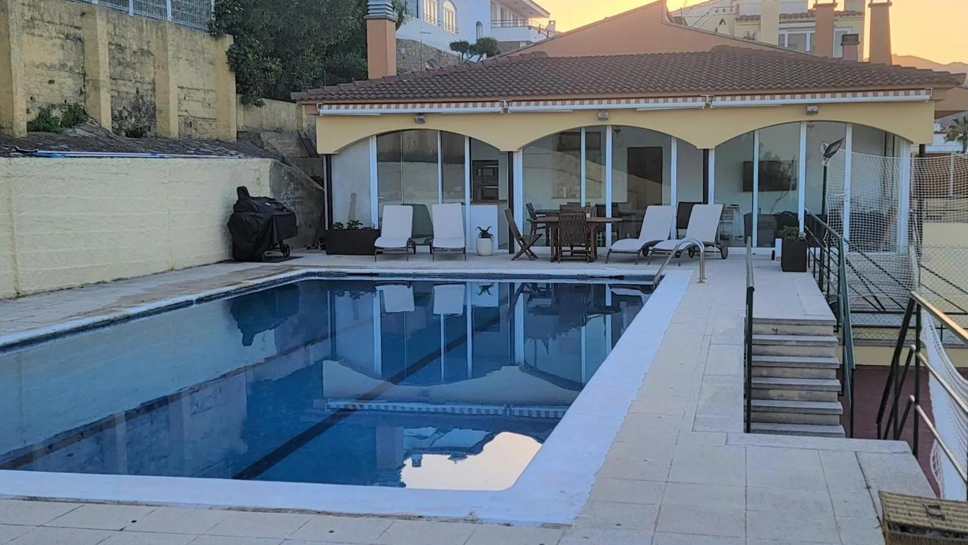 Casa Familiar Con Piscina Privada, Mascotas Permitidas, Cerca De La Playa En Llanca - Es-170-58